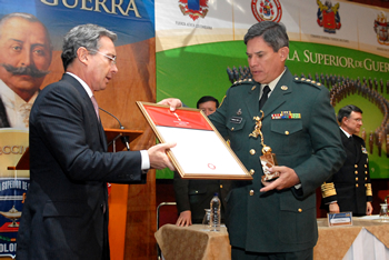 En la ceremonia de clausura del Curso de Altos Estudios Militares (Caem), el Presidente Álvaro Uribe destacó este lunes la labor realizada por las Fuerzas Militares. Por ello le entregó a su Comandante, general Freddy Padilla de León, el  Premio Gold Mercury International por la Paz y la Seguridad 2009, reconocimiento que poco antes había recibido el Mandatario en la Casa de Nariño. 