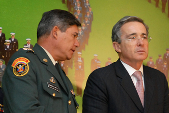 El Presidente Álvaro Uribe Vélez escucha al Comandante de las Fuerzas Militares, general Freddy Padilla de León, momentos antes de la entrega de los diplomas y medallas a los estudiantes que culminaron el Curso de Altos Estudios Militares (Caem). La clausura se realizó este lunes en el Hotel Tequendama, de Bogotá.