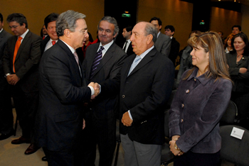 A su llegada a la Cámara de Comercio de Bogotá, donde participó en el lanzamiento del libro ‘Contratación Segura’, un estudio normativo compilatorio de la contratación estatal, el Presidente de la República, Álvaro Uribe Vélez, saluda a los asistentes, entre ellos el jurista y ex procurador Jaime Bernal Cuellar.