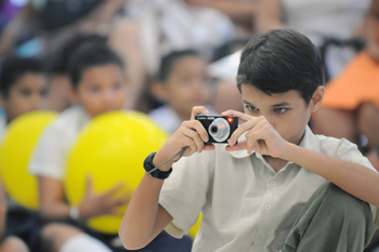 Uno de los alumnos de Valledupar, beneficiario de El Valor de la Palabra, demuestra sus dotes como fotógrafo, durante un conversatorio en el cual alumnos y docentes contaron sus experiencias exitosas en este programa de la Consejería Presidencial de Programas Especiales.