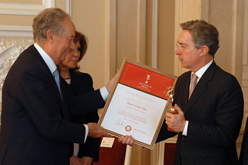 El Presidente Álvaro Uribe Vélez recibió este lunes el Premio Gold Mercury International por la Paz y la Seguridad 2009, en un acto protocolario realizado en la Casa de Nariño. El Mandatario recibió el galardón de manos de Juan Miguel Villar, miembro del Comité Internacional Gold Mercury y Presidente del grupo español de construcción OHL.