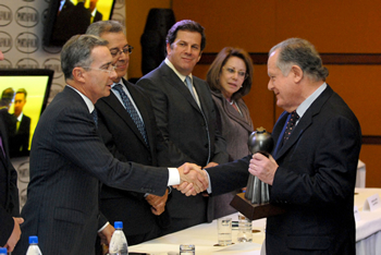 El Presidente Álvaro Uribe hizo entrega al banquero Luis Carlos Sarmiento Angulo del Premio Portafolio 2009, en la categoría Vida y Obra. La ceremonia de entrega de los premios se realizó este miércoles en el Club El Nogal, de Bogotá.