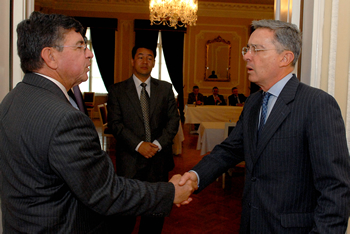 El Presidente de la República, Álvaro Uribe Vélez, saludó este miércoles al Presidente de la Cámara Colombiana de Informática y Tecnología, Ramiro Valencia Cossio, momentos antes de comenzar una reunión en la Casa de Nariño con los empresarios del sector.  