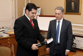 El Presidente de la República, Álvaro Uribe Vélez, saludó este miércoles al Presidente de la Cámara Colombiana de Informática y Tecnología, Ramiro Valencia Cossio, momentos antes de comenzar una reunión en la Casa de Nariño con los empresarios del sector.  