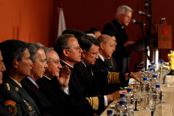 El Presidente de la Corporación Minuto de Dios, Padre Diego Jaramillo, se dirige a los participantes en el Banquete del Millón, celebrado este jueves en el Hotel Tequendama de Bogotá. Lo escuchan, entre otros, el Presidente Álvaro Uribe y el Nuncio Apostólico, Monseñor Aldo cavalli.