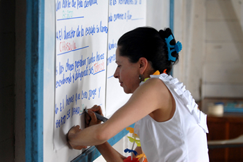 En el Centro Educativo María Inmaculada, de la isla de Providencia, la señora Lina María Moreno de Uribe decidió pasar al tablero para liderar una actividad de comprensión de lectura. En su visita a la isla conoció la implementación del programa ‘El Valor de la palabra’. 