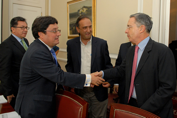 El Presidente Álvaro Uribe Vélez saluda al Vicepresidente de la República, Francisco Santos, con quien se reunió este jueves en la Casa de Nariño para la presentación de un control de gestión y avance del Programa Presidencial para la Acción contra Minas Antipersonal.