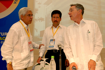 El Presidente Álvaro Uribe Vélez dialoga con el Presidente de la Junta Directiva Nacional de la Cámara Nacional de Infraestructura, Guillermo Balcázar, y con el Presidente de la Sociedad Colombiana de Ingenieros, Daniel Flórez, durante la sexta versión del Congreso Nacional de la Infraestructura, que se cumplió este viernes en el Hotel Hilton de Cartagena.