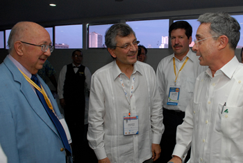 A su llegada al Hotel Hilton de Cartagena, donde participó este viernes en la sexta versión del Congreso Nacional de la Infraestructura, el Presidente Álvaro Uribe Vélez dialoga con el Presidente Ejecutivo de la Cámara Colombiana de Infraestructura, Juan Martín Caicedo, y con el Presidente del Círculo de Periodistas de Antioquia, Humberto López.