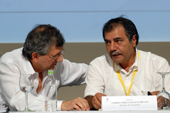 El Ministro de Transporte, Andrés Uriel Gallego, dialoga con el Presidente Ejecutivo de la Cámara Colombiana de Infraestructura, Juan Martín Caicedo, durante la clausura de la sexta versión del Congreso Nacional de Infraestructura, evento que se cumplió este viernes en el Hotel Hilton de Cartagena.