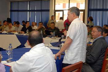 El Presidente Álvaro Uribe durante su intervención en el Consejo de Seguridad para los departamentos de Casanare y Arauca, realizado este sábado en el Grupo Aéreo de Combate ubicado en Yopal, antes del Consejo Comunal de Gobierno número 258, que se cumplió en la misma ciudad.