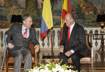 Una reunión fraterna y constructiva tuvieron el Presidente de la República, Álvaro Uribe Vélez, y su Majestad Don Juan Carlos I, Rey de España, durante la audiencia privada que cumplieron este domingo en Estoril (Portugal) donde ambos asisten a la Cumbre Iberoamericana de Jefes de Estado y de Gobierno.