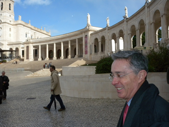 Luego de visitar el lugar donde la Virgen se les apareció a tres pastores, en 1917, el Presidente Álvaro Uribe caminó por la explanada del Santuario de Fátima. En su visita a este lugar, el Presidente oró por la paz y por el bienestar de los colombianos.