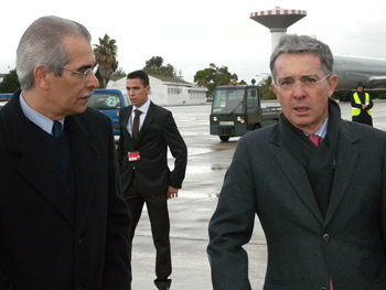 El Embajador de Colombia en Portugal, Arturo Sarabia Better, recibió este domingo en el aeropuerto de Lisboa al Presidente Álvaro Uribe y a la comitiva que acompaña al Mandatario durante su participación en la XIX Cumbre Iberoamericana de Jefes de Estado y de Gobierno, que se cumple en la ciudad portuguesa de Estoril.