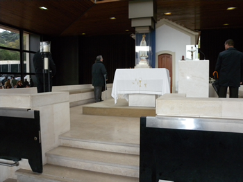 En el Santuario de Fátima, el Presidente Álvaro Uribe oró este domingo y pidió a la Virgen por la paz y por el bienestar de los colombianos. El Mandatario visitó el histórico lugar, luego de arribar a Portugal con el propósito de participar en la Cumbre Iberoamericana de Jefes de Estado y de Gobierno.  