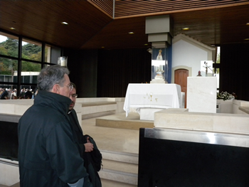 En el Santuario de Fátima, el Presidente Álvaro Uribe oró este domingo y pidió a la Virgen por la paz y por el bienestar de los colombianos. El Mandatario visitó el histórico lugar, luego de arribar a Portugal con el propósito de participar en la Cumbre Iberoamericana de Jefes de Estado y de Gobierno.  