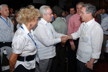 El Presidente de la República, Álvaro Uribe Vélez, saluda al Presidente Ejecutivo de la Cámara de Comercio de Cali, Julián Domínguez. El encuentro se dio en el marco de la Asamblea General de la Confederación Colombiana de Cámaras de Comercio (Confecámaras), que se realizó este jueves en la ciudad de Ibagué.