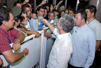 Al llegar al Centro de Convenciones ‘Alfonso López Pumarejo’ de la Gobernación del Tolima, en la ciudad de Ibagué, el Presidente Álvaro Uribe Vélez saludó a los participantes de la 46º Asamblea General de la Confederación Colombiana de Cámaras de Comercio (Confecámaras), que sesionó este jueves en la ciudad.