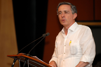 Durante la Asamblea de Confecámaras, celebrada este jueves en Ibagué, el Presidente Álvaro Uribe consideró que los colombianos “estamos en la necesidad de repetir ante los colombianos, para que las grandes mayorías lo puedan asimilar en su corazón, que esta Nación debe fijarse un objetivo: confianza de propios y extraños”.