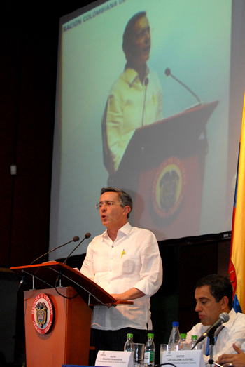 “Esta Nación tiene que persistir en la seguridad con valores democráticos, en la promoción de la inversión con responsabilidad social y en la cohesión social con libertades”. Así lo señaló el Presidente Álvaro Uribe al intervenir, este jueves en Ibagué, en la Asamblea de Confecámaras.