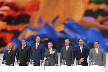 Durante la inauguración de la nueva planta de Siemens, ubicada en el municipio de Tenjo (Cundinamarca), acompañan al Presidente Álvaro Uribe  Vélez (izq. a der.)  el Gobernador de Cundinamarca, Andrés González Díaz: Jürgen Christian Mertens, Embajador de la Republica Federal de Alemania en Colombia; Peter Löscher Presidente del Directorio de Siemens AG; Heinz Cónsul, Presidente de Siemens Colombia y Región Austral Andina; y Luis Guillermo Plata, Ministro de Comercio, Industria y Turismo.