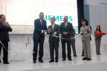 Ante 700 asistentes, el Presidente Álvaro Uribe Vélez, inauguró  este jueves la nueva planta de la multinacional alemana Siemens, construida en  Tenjo (Cundinamarca), con inversiones por 70 millones de euros y que exportará productos electrónicos a numerosos países. El Jefe de Estado cortó la cinta en compañía del  Presidente del Directorio y CEO de Simens AG, Peter Löscher, y  Heinz Cónsul, Presidente de Siemens para la Región Austral-Andina.