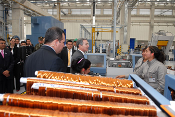 Clemencia Alape, madre cabeza de familia, saluda al Presidente de la República, Álvaro Uribe Vélez, a quien le explicó cómo se realizan los embobinados para transformadores que se fabrican en la nueva planta de Siemens, inaugurada este jueves en Tenjo (Cundinamarca). 