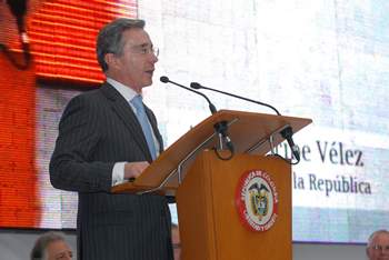 “Esta empresa se hace porque hay confianza en Colombia. Es lo que queremos buscar, que los colombianos tengan confianza en nuestra Patria y que los extranjeros tengan confianza en Colombia”, manifestó este jueves el Presidente Álvaro Uribe Vélez, al inaugurar la planta de la multinacional alemana Siemens en Tenjo (Cundinamarca).