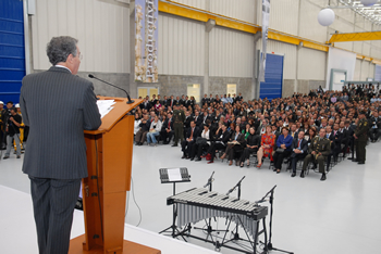 Unas 700 personas asistieron este jueves a la inauguración de la planta de Siemens en la Sabana de Bogotá, en la que se invirtieron 70 millones de euros. La factoría elaborará productos electrónicos para exportar a varios países latinoamericanos. El acto fue encabezado por el Presidente Álvaro Uribe y directivos mundiales de la multinacional alemana.