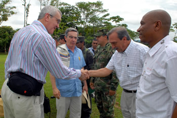 El Embajador de Gran Bretaña en Colombia, John Anthony Dew, saluda al Gobernador de Antioquia,  Luis Alfredo Ramos y al Alcalde de Apartadó, Oswaldo Cuadrado Simanca, a su llegada al ‘Parque de los Encuentros’, en Apartadó, donde se llevó a cabo este sábado el Consejo Comunal de Gobierno número 250. Observa el Presidente Álvaro Uribe Vélez.