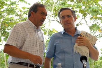 El Gobernador de Antioquia, Luis Alfredo Ramos, dialoga con el Presidente Álvaro Uribe Vélez al inicio del Consejo Comunal número 250, que se cumplió este sábado en las instalaciones del ‘Parque de los Encuentros’, del municipio de Apartadó.