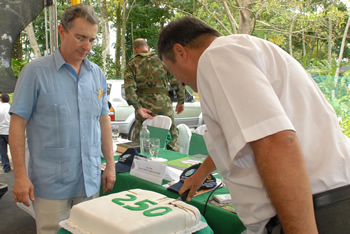 El Presidente Álvaro Uribe invitó al Vicario de la Diócesis de Apartadó, padre Leonidas Moreno Gallego, a que partiera la torta con la cual se conmemoró el Consejo Comunal de Gobierno 250, que se cumplió este sábado en el municipio de Apartadó (Antioquia). 