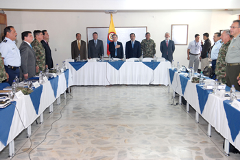 El Gobernador de Antioquia, Luis Alfredo Ramos; el Ministro de Defensa, Gabriel Silva; el Alcalde de Medellín, Alonso Salazar, y el Comandante de las Fuerzas Militares, general Freddy Padilla de León, junto con el Presidente Álvaro Uribe Vélez, encabezaron este lunes un Consejo de Seguridad en la Base Aérea de Rionegro, Antioquia. 