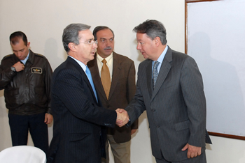 El Presidente Álvaro Uribe Vélez saluda al Ministro de Defensa, Gabriel Silva Luján, antes de iniciarse un Consejo de Seguridad este lunes en la Base Aérea de Rionegro, Antioquia. Los observa el Gobernador de este departamento, Luis Alfredo Ramos.