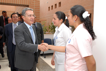 El Presidente Álvaro Uribe Vélez saludó a las enfermeras y médicos que a partir de este lunes atienden a la población del municipio de Madrid (Cundinamarca), en el nuevo ‘Centro Ambulatorio Gustavo Escallón Cayzedo’. 