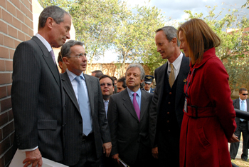 Durante la inauguración del ‘Centro Ambulatorio Gustavo Escallón Cayzedo’ en Madrid  (Cundinamarca), el Presidente Álvaro Uribe Vélez conversó (izq. a der.) con el Director de la Fundación Santa Fe, Roberto Esguerra; el Gobernador del departamento, Andrés González; el Director de la Fundación Santa Matilde, Alejandro Escallón; y la Directora de la nueva clínica, Marta Cecilia Ortiz.