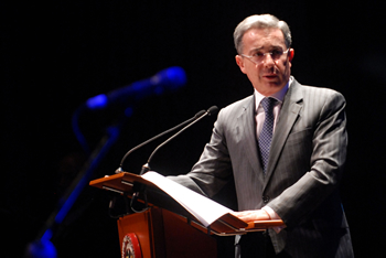 “La educación es el eje para el avance de la política social y, al mismo tiempo, es el gran articulador de la seguridad, de la promoción para un país más competitivo y de la cohesión social”, dijo este miércoles el Presidente Álvaro Uribe, durante la entrega del Premio Compartir al Maestro en Bogotá.