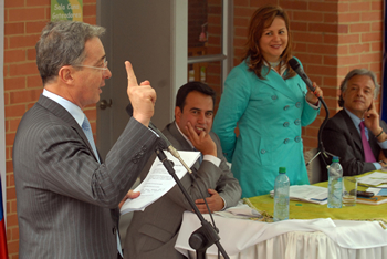 Nuestro afán ha sido la Seguridad Democrática y nuestro afán han sido estas coberturas sociales. Llevarlas mano a mano, consideramos que es de gran importancia para la cohesión social del país”, dijo el Presidente Álvaro Uribe Vélez, durante la inauguración de un hogar múltiple del Icbf en el municipio cundinamarqués de Zipaquirá.