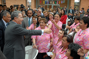 “Felicitaciones, el trabajo de ustedes es incomparable”, les dijo el Presidente Álvaro Uribe Vélez a las madres que laboran en el hogar múltiple ‘Mi primer tesoro’, del Icbf, inaugurado este miércoles en el municipio cundinamarqués de Zipaquirá.