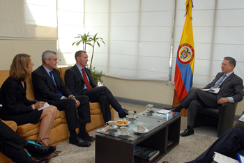 El Presidente Álvaro Uribe dialoga con el Subsecretario de Estado para Asuntos Exteriores de la Gran Bretaña, Chris Bryant, y con el Embajador de ese país en Colombia, John Anthony Dew, con quienes se reunió este viernes en la mañana en el aeropuerto militar de Catam.