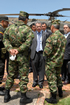 Diálogo del Presidente Álvaro Uribe, este viernes en Tunja, con el Comandante del Ejército, general Óscar González, y el Comandante encargado de la Quinta División del Ejército, general Ricardo Díaz. Trataron el tema del orden público en el departamento de Boyacá.