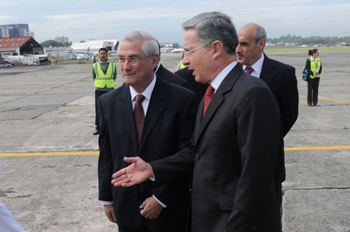 Al llegar al Aeropuerto 'La Aurora’ de ciudad de Guatemala, el Presidente Álvaro Uribe fue recibido este martes por el canciller guatemalteco, Roger Aroldo Rodas. El Jefe de Estado fue recibido con calle de honor. 