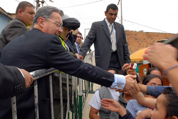 El Presidente Álvaro Uribe Vélez saluda a los habitantes del sector de Potosí, en Ciudad Bolívar, quienes salieron a recibirlo este miércoles a su llegada a esta zona del sur de Bogotá, donde visitó el Centro Regional de Educación Superior (Ceres).