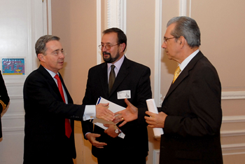 El Presidente Álvaro Uribe Vélez saluda al Presidente de Findeter, Luis Guillermo Jaramillo, antes de comenzar la ceremonia de entrega de la Certificación de Gestión de Calidad por parte de Cotecna a la Financiera de Desarrollo Territorial. El acto se cumplió este miércoles en la Casa de Nariño.