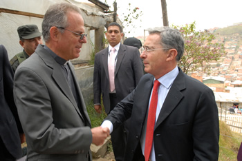 El Presidente Álvaro Uribe Vélez saluda a los habitantes del sector de Potosí, en Ciudad Bolívar, quienes salieron a recibirlo este miércoles a su llegada a esta zona del sur de Bogotá, donde visitó el Centro Regional de Educación Superior (Ceres).