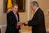El Presidente de Findeter, Luis Guillermo Jaramillo, muestra al Presidente Álvaro Uribe Vélez el Certificado de Gestión de Calidad que Cotecna otorgó este miércoles a la Financiera durante un acto celebrado en la Casa de Nariño.