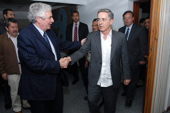 El Presidente Álvaro Uribe Vélez visitó este viernes al Rector de la Universidad Nacional, Moisés Wasserman Lerner, quien estuvo secuestrado durante cinco horas por estudiantes del claustro. El Ministro de Defensa, Gabriel Silva Luján, acompañó al Mandatario. 