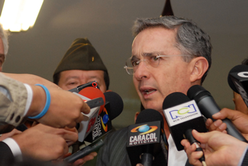 Luego de reunirse con el Rector de la Universidad Nacional, Moisés Wasserman, el Presidente Álvaro Uribe consideró que el debate es conveniente para la democracia, pero rechazó las acciones de violencia. 