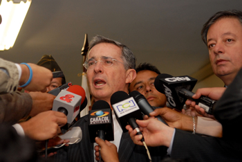 El Presidente Álvaro Uribe reiteró este viernes todo el respeto por la universidad y dijo que una forma de respeto hacia ella es liberarla de los asaltos de los criminales. El Mandatario hizo esta declaración luego de reunirse con el Rector de la Universidad Nacional, Moisés Wasserman.