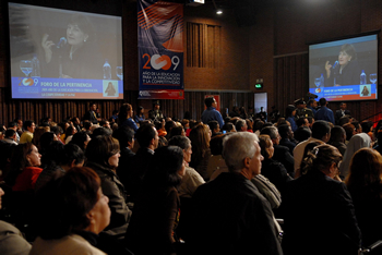 La Ministra de Educación, Cecilia María Vélez, destacó este viernes la importancia de la educación para la innovación y la competitividad que promueva el desarrollo del país. La funcionaria intervino en el Foro Educativo Nacional de Pertinencia, realizado en las instalaciones de Compensar en Bogotá.